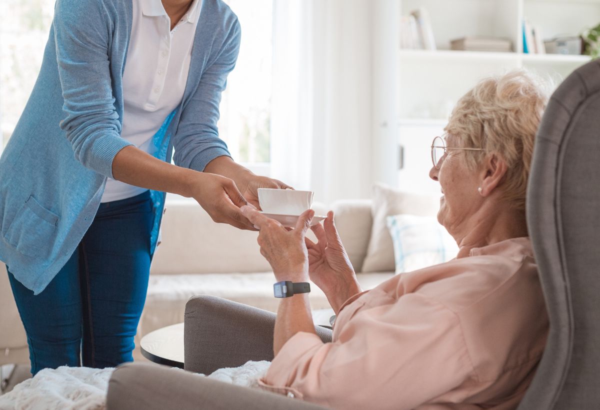 Pflege von Eltern und Angehörigen Zuhause: Tipps, Hilfsmittel & nützliche Services